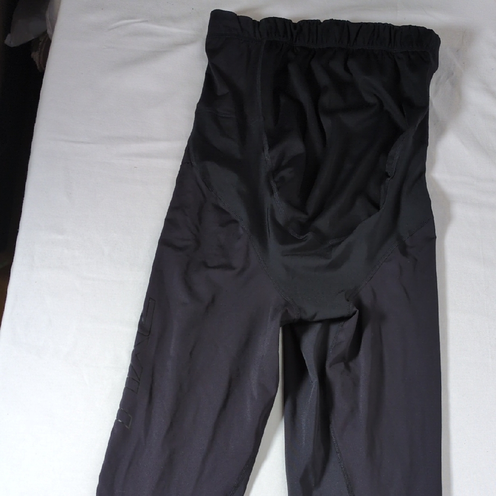 2XU Maternity Tights.  Size Medium NWOT
